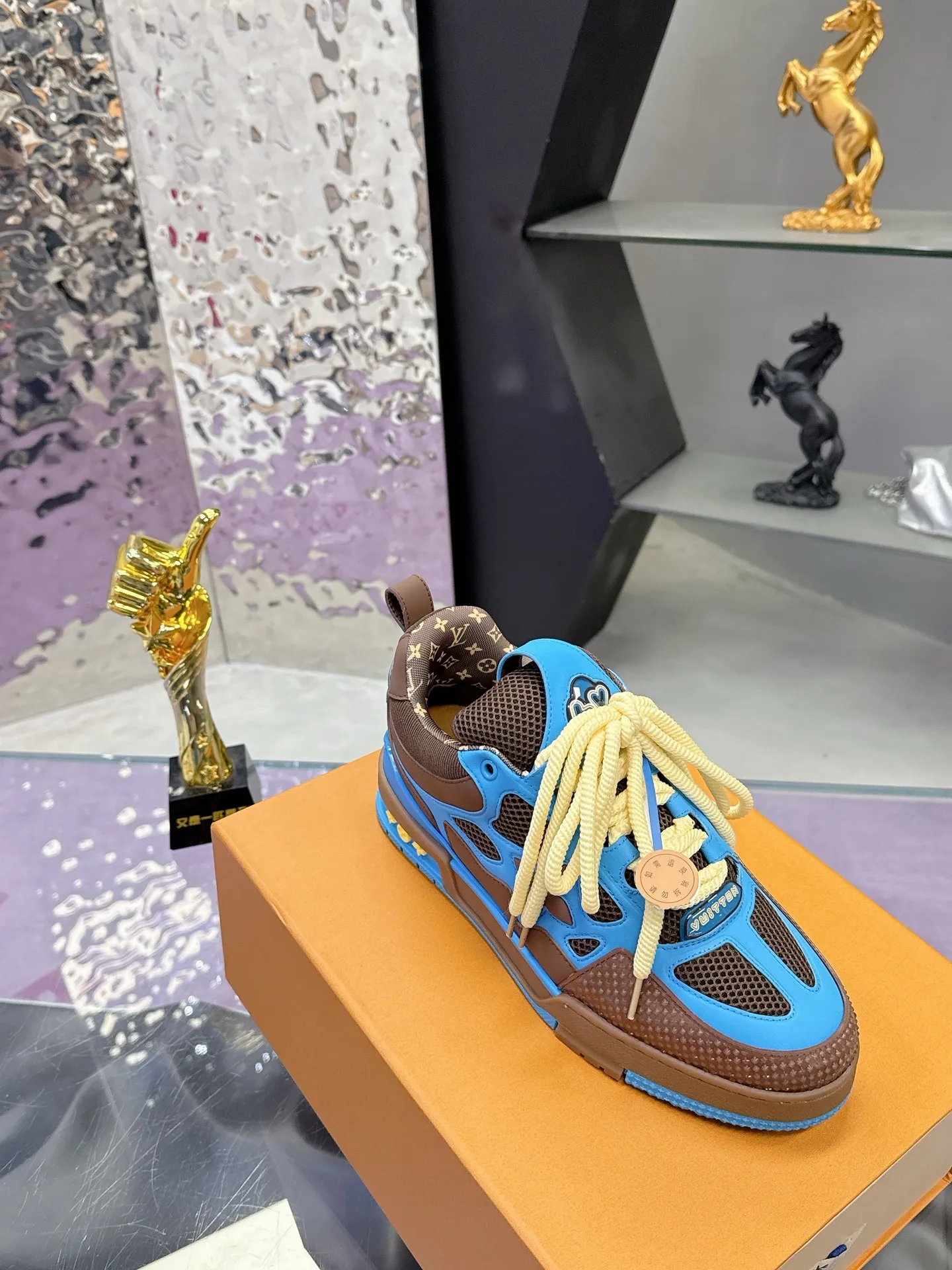 Factory price: 760💰 𝙇𝙑 𝟐𝟎𝟐5 𝐒𝐒 𝐧𝐞𝐰 Officially synchronized new colors💗 Louis Vuitton catwalk skateboard shoes are a hit, LOUIS VUITTON Trainer is undoubtedly one of the most successful Sneakers launched by luxury brands, but the pace of exploration will not stop. LOUISVUITTON will also bring a new series of skateboard shoes in the spring of 2025. The new series in the picture returns to the 90s Chunky Skate Shoes look and feel. The uppers are made of leather and mesh. The fat silhouette and thick shoelaces are very eye-catching. It is expected to have quite a few colors like the Trainer. Judging from the previous DIOR show skate shoes, this chunky style may be even stronger next year.  💎 LV small bread series LV bread shoe series 😘 Couple model Size: Female 35-40 Male 39-44, customized 45, 46